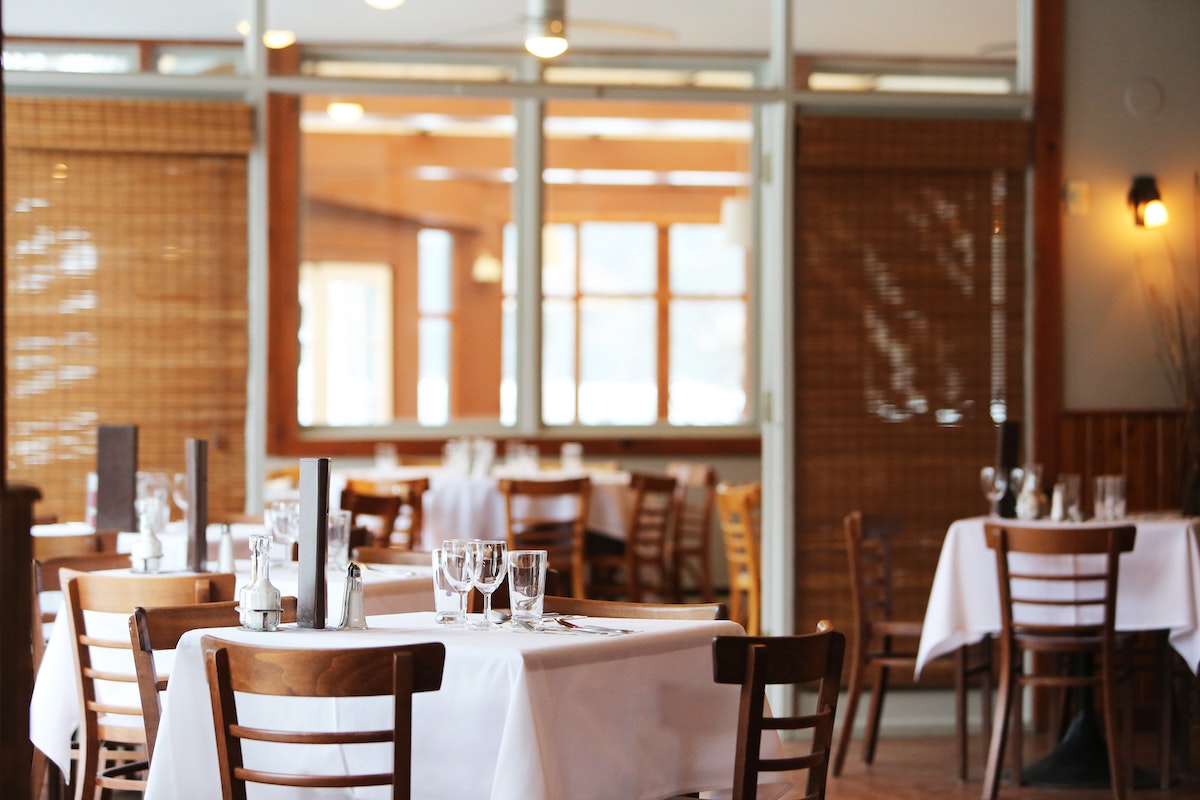 chairs-coffee-shop-drinking-glasses-674681.jpg