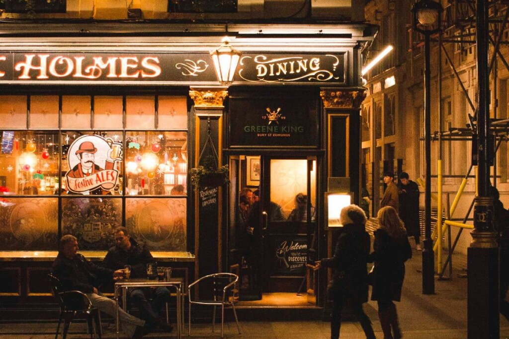 England Masks Restaurants Photo: Sara Groblechner/Unsplash