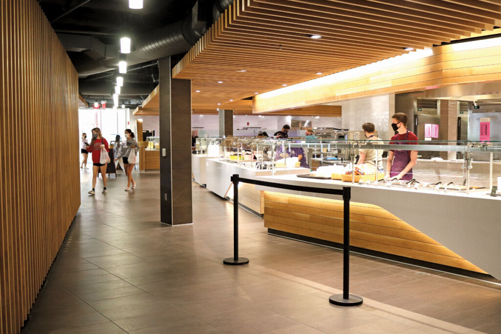 Designers used
regionally sourced
wood, including
ash, cherry,
cottonwood and
walnut, throughout
the servery. Photos by Erica Hopwood.