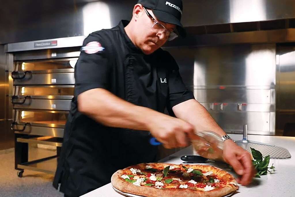 PM lee slicingpizza