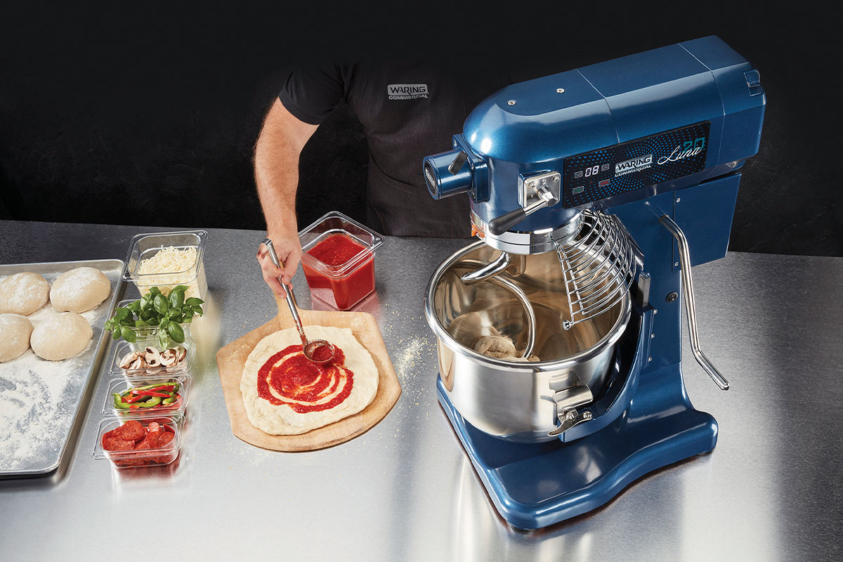 wsm20lt ff hero saucing pizza prep 1024 05